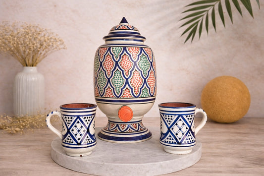 Coffret MOSAÏKA en céramique artisanale marocaine comprenant deux tasses, et une jarre turquoise faite main par Atelier Amar