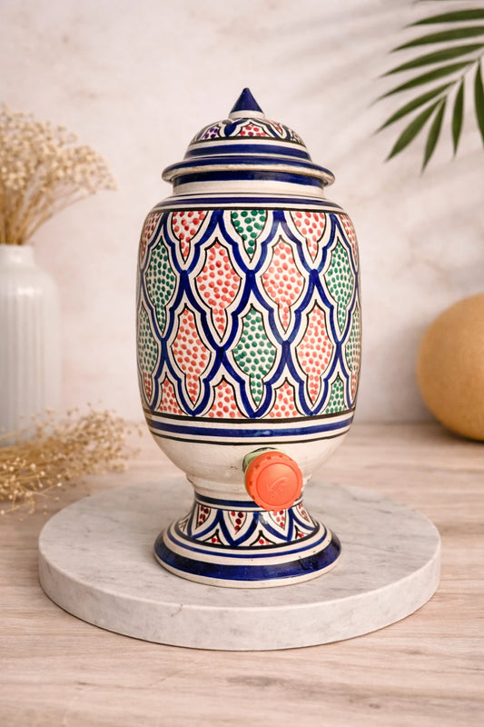 Jarre en céramique artisanale Mosaika turquoise et vert, motifs géométriques peints à la main, robinet intégré, Atelier Amar.