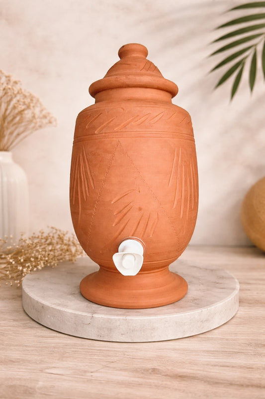 Jarre en terre cuite artisanale Terra avec robinet, surface brute sculptée à la main, poterie naturelle Atelier Amar.