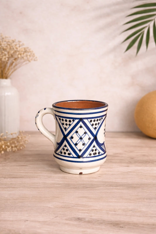 Tasse en céramique artisanale marocaine, motifs géométriques bleus peints à la main