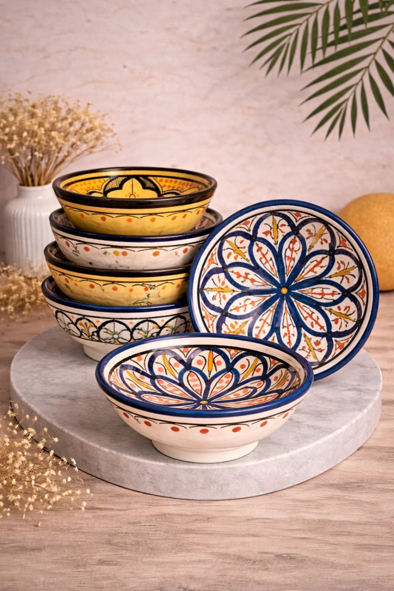 Bols en céramique artisanale empilés, décorés à la main, poterie marocaine authentique, collection Atelier Amar
