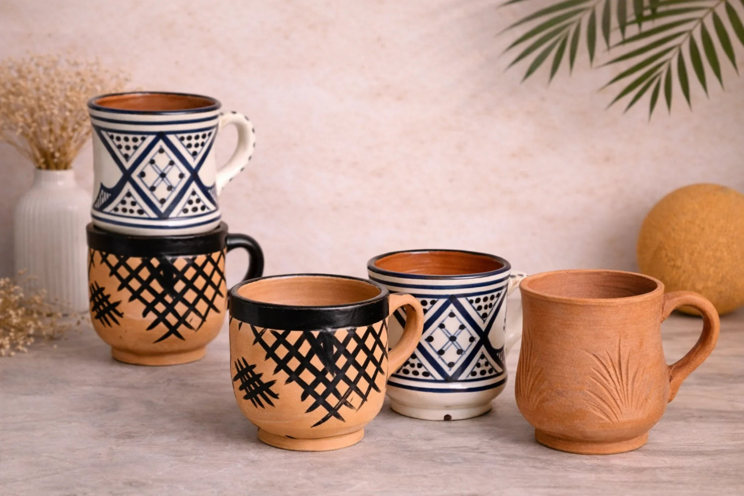 Ensemble de tasses artisanales en terre cuite, faites main, aux motifs traditionnels marocains, collection Atelier Amar pour café et thé