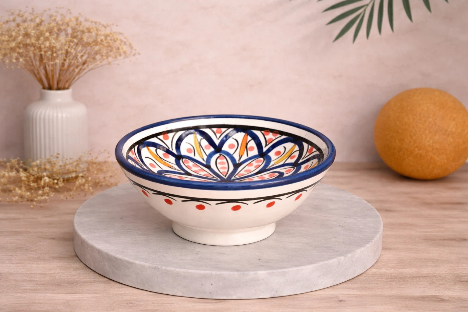 Bol en céramique artisanale blanche et bleue Atelier Amar, vue de face, décor mosaïque peint à la main