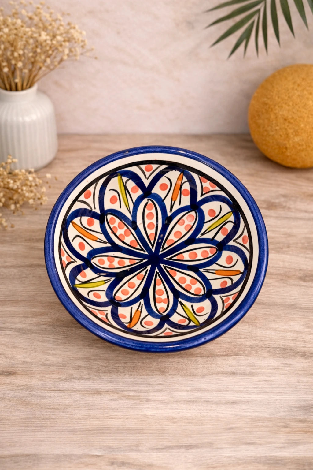 Bol en céramique artisanale motifs mosaïques bleus vu du dessus, peinture traditionnelle marocaine Atelier Amar
