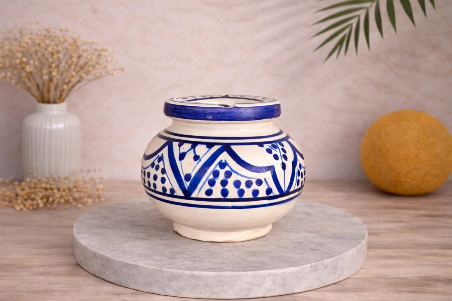 Cendrier en céramique artisanale Mosaika vu de face, décor peint à la main, style marocain contemporain par Atelier Amar.