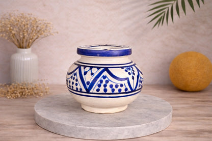 Cendrier en céramique artisanale Mosaika vu de face, décor peint à la main, style marocain contemporain par Atelier Amar.