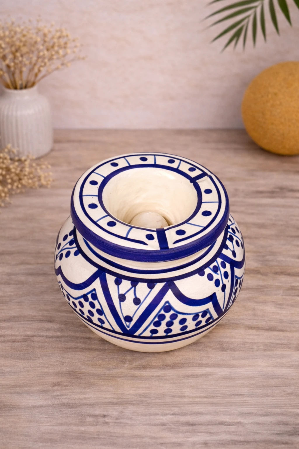 Vue du dessus d’un cendrier en céramique artisanale Mosaika, motifs géométriques peints à la main, fabrication Atelier Amar.