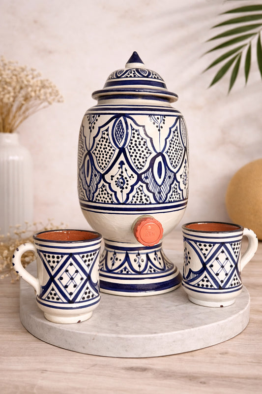 Coffret MOSAÏKA en céramique artisanale marocaine avec deux tasses et une jarre bleue façonnée à la main par Atelier Amar