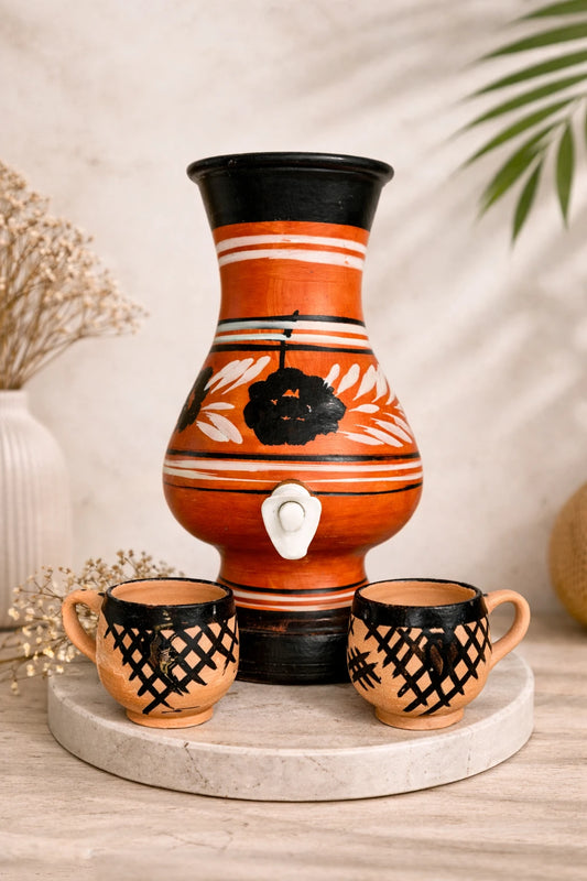 Fontaine en poterie artisanale style Astra avec deux tasses décorées, fabrication traditionnelle.