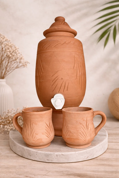 Fontaine en terre cuite artisanale avec deux tasses assorties, poterie faite main au style naturel.