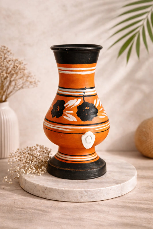 Jarre en terre cuite artisanale collection ASTRA, vue de profil mettant en valeur les motifs célestes et la forme sculpturale – Atelier AMAR