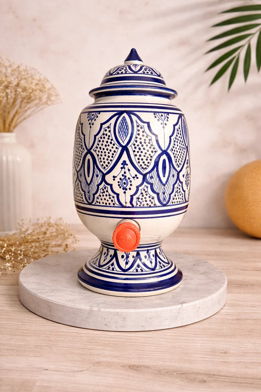 Jarre en céramique artisanale Mosaika bleue avec robinet, motifs géométriques peints à la main, création Atelier Amar.