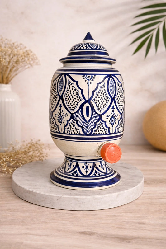 Vue de profil d’une jarre en céramique Mosaika bleue, avec robinet, décor traditionnel peint à la main, poterie artisanale Atelier Amar.