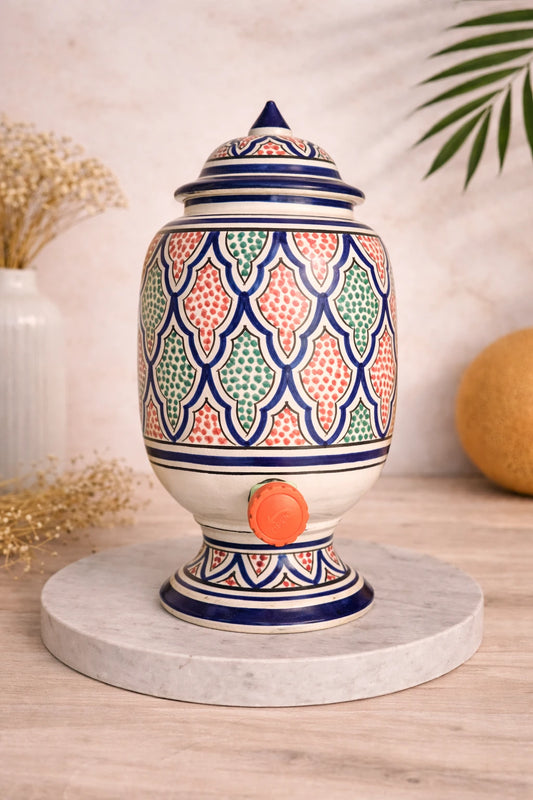 Jarre en céramique artisanale Mosaika turquoise et vert, motifs géométriques peints à la main, robinet intégré, Atelier Amar.