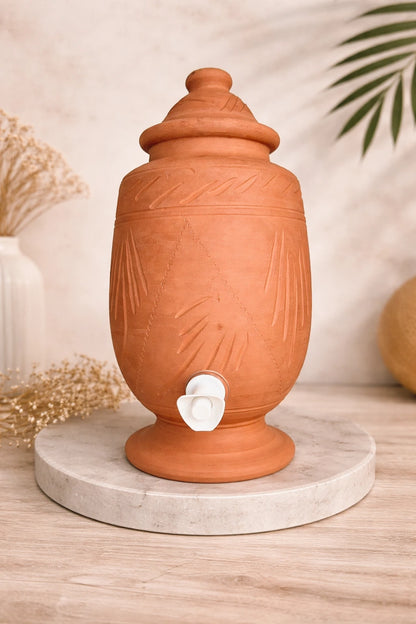 Jarre en terre cuite artisanale Terra avec robinet, surface brute sculptée à la main, poterie naturelle Atelier Amar.