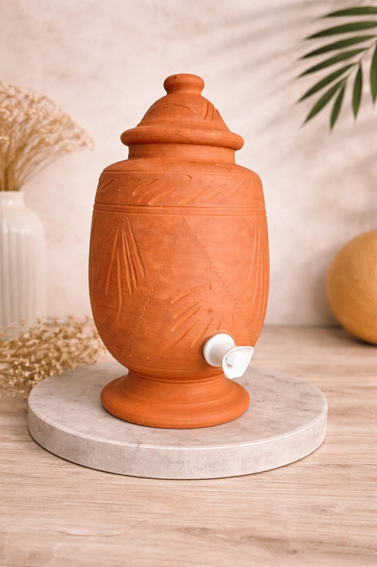 Vue de profil d’une jarre en terre cuite artisanale, finition brute et motifs gravés, fabrication Atelier Amar.