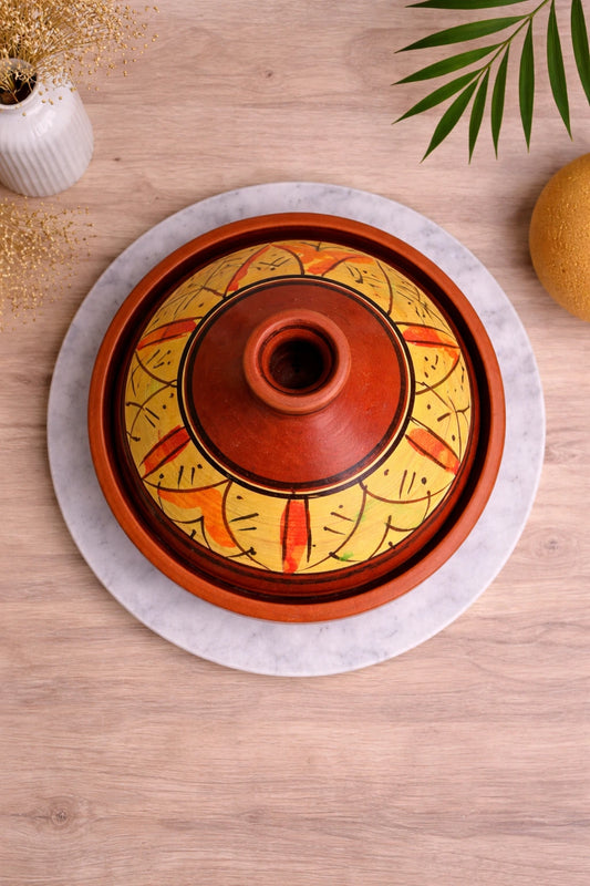 Vue aérienne Tajine rond en terre cuite artisanale collection TERRA, gravures délicates et design épuré et authentique – Atelier AMAR  