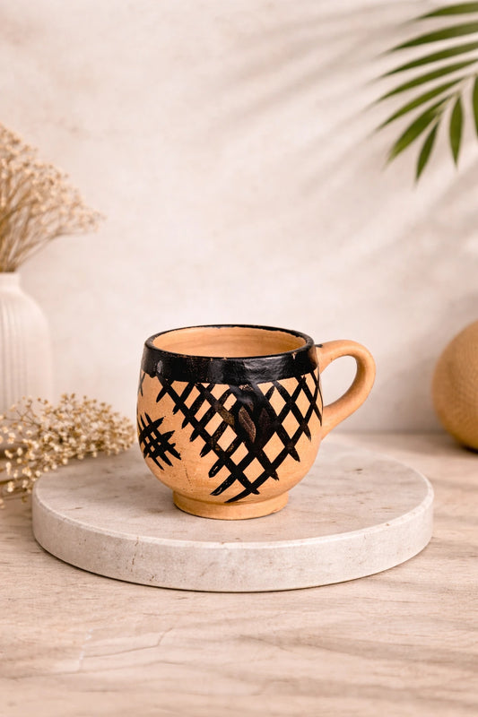 Tasse en terre cuite artisanale collection ASTRA, vue de profil mettant en valeur la forme et la texture naturelle – Atelier AMAR