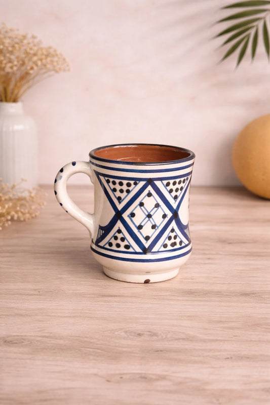 Tasse en terre cuite artisanale collection MOSAÏKA, motifs graphiques bleu et blanc et design épuré – Atelier AMAR