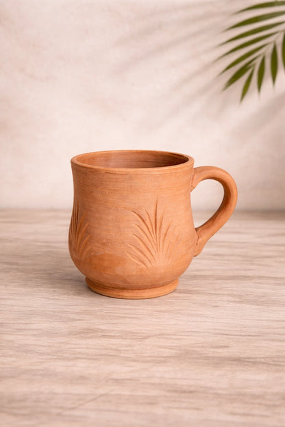 Tasse en terre cuite artisanale collection TERRA, vue de profil mettant en valeur la forme et les gravures subtiles – Atelier AMAR tasse en terre cuite artisanale marocaine, finition mate naturelle