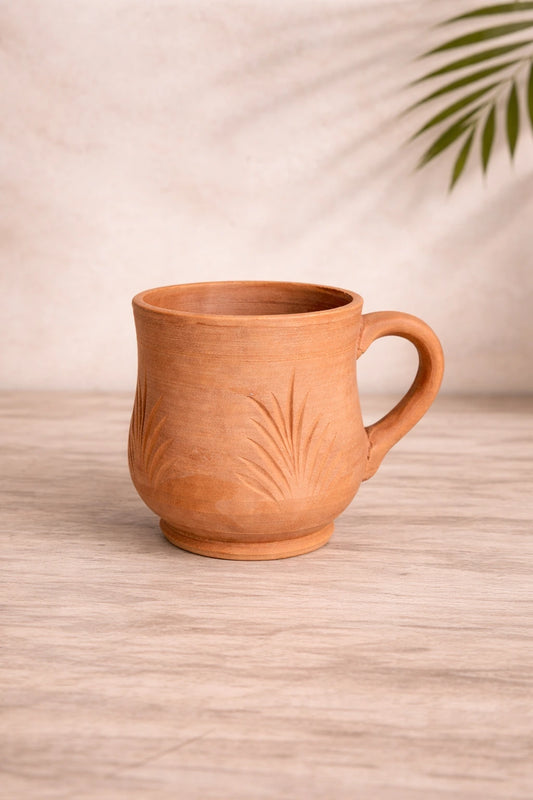 Tasse en terre cuite artisanale collection TERRA, vue de profil mettant en valeur la forme et les gravures subtiles – Atelier AMAR tasse en terre cuite artisanale marocaine, finition mate naturelle